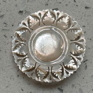 Vintage Round 'Leaf Ring' Sunflower Floral Scrolled Brooch Mother of Pearl Pin